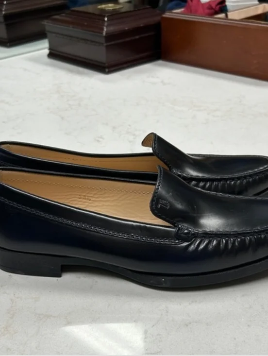 Tod's Elegant Black Leather Loafers - Picture 2 of 4